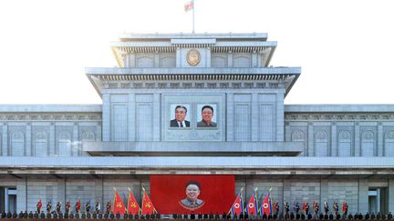 Le régime de Corée du Nord célébré à Pyongyang à l'occasion du 3e anniversaire de la mort Kim Jong-Il, père de l'actuel dictateur, Kim Jong-Un, le 17 décembre 2014.
 (KNS / KCNA / AFP)