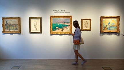 Vue de la vente Alain delon "60 ans de passion" Raoul Dufy "La Baie de Sainte-Adresse" (IAN LANGSDON / AFP)