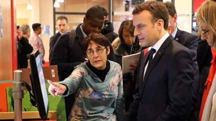 Emmanuel Macron et Françoise Nyssen à la médiathèque des Mureaux (Yvelynes) le 20 février 2018
 (ludovic MARIN / AFP)