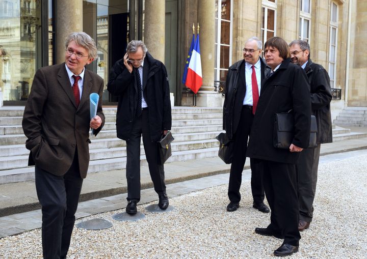 De gauche &agrave; droite, Jean-Claude Mailly (FO), Jacques Voisin (CFTC), Bernard&nbsp;Van Craeynest (CFE-CGC),&nbsp;Bernard Thibault (CGT) et Fran&ccedil;ois Ch&eacute;r&egrave;que (CFDT) &agrave; l'issue d'une rencontre avec Nicolas Sarkozy, le 30 mars 2009 &agrave; l'Elys&eacute;e.&nbsp; (ERIC FEFERBERG /&nbsp;AFP PHOTO)