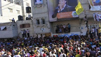 La foule attend devant la maison de Mohammad Assaf le 25 juin 2013 à à Khan Yunis, dans la bande de Gaza
 (SAID KHATIB / AFP )