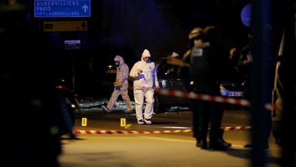 Des enquêteurs près du Stade de France où&nbsp;l'un des kamikazes s'est fait exploser, vendredi 13 novembre 2015. (MATTHIEU ALEXANDRE / AFP)