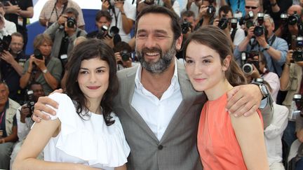 Les acteurs Audrey Tautou, Gilles Lellouche et Ana&iuml;s Demoustier viennent pr&eacute;senter "Th&eacute;r&egrave;se Desqueyroux", film du d&eacute;funt r&eacute;alisateur Claude Miller montr&eacute; en cl&ocirc;ture du festival, dimanche 27 mai 2012. (VALERY HACHE / AFP)