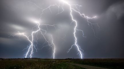 Un orage photographi&eacute; dans le centre de la France en mars 2015. (XAVIER DELORME / BIOSPHOTO / AFP)