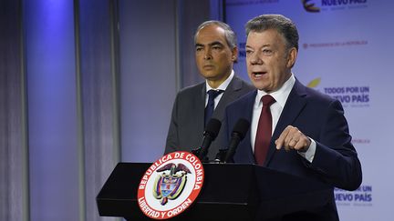 Juan Manuel Santos (à droite) et le chef de la commission pour la paix Rodrigo Rivera, à l'annonce de la suspension des négociations, mercredi 10 janvier 2018, à Bogota (Colombie). (HO / COLOMBIAN PRESIDENCY)