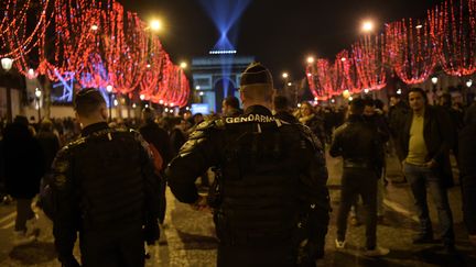 Des gendarmes patrouillent sur les Champs-Elysées, à Paris, le 31 décembre 2018. (LUCAS BARIOULET / AFP)