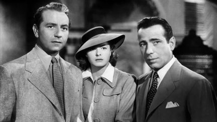 De gauche à droite : Paul Henreid, Ingrid Bergman et&nbsp;Humphrey Bogart dans le film Casablanca de Michael Curtiz.&nbsp; (WARNER BROS / COLLECTION CHRISTOPHEL VIA AFP)