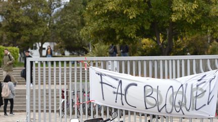 "Fac bloquée" peut-on lire à l'entrée de la faculté Paul Valéry de Montpellier, le 27 mars 2018.&nbsp; (SYLVAIN THOMAS / AFP)