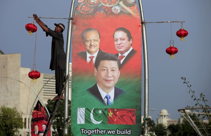 Visite au Pakistan du président chinois. Xi Jinping a annoncé 57 milliards d'euros d'investissements.  (reuters/ Faisal Mahmood)