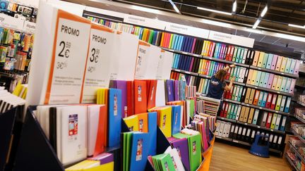 Un rayon de fournitures scolaires pour la rentrée. Image d'illustration. (PHILIPPE NEU / MAXPPP)