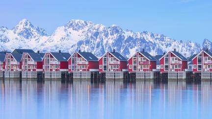 Maisons traditionnelles de pêcheurs, à Svolvaer, dans les îles Lofoten, en Norvège.&nbsp; (GETTY IMAGES)