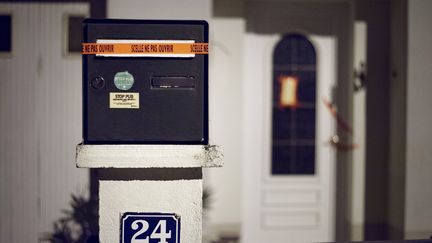 Un scellé posé sur la boite aux lettres du pavillon de la famille Troadec, le 24 février 2017 à Orvault (Loire-Atlantique). (JEAN-SEBASTIEN EVRARD / AFP)