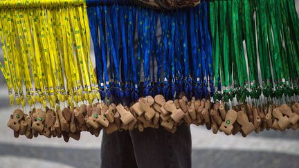 Des sifflets en bois sont vendus sur la plage de Copacabana &agrave; Rio de Janeiro (Br&eacute;sil), le 10 juin 2014. (YASUYOSHI CHIBA / AFP)