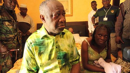 Laurent Gbagbo et son épouse Simone sont arrêtés le 11 avril 2011 dans un hôtel d'Abidjan (Côte d'Ivoire).&nbsp;Au pouvoir depuis 2000, l'ancien président ivoirien avait refusé de reconnaître sa défaite face à Alassane Ouattara lors du scrutin organisé en novembre. (ARISTIDE BODEGLA / AFP)