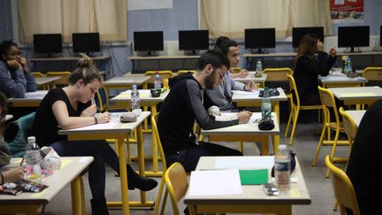 Des &eacute;l&egrave;ves au lyc&eacute;e Colbert, &agrave; Paris, lors de l'&eacute;preuve de philosophie, en juin 2013. (  MAXPPP)