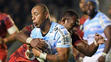 Gaël Fickou passe en force dans la défense du RCT lors de la victoire du Racing à Toulon, le 16 octobre au stade Mayol.&nbsp; (NICOLAS TUCAT / AFP)