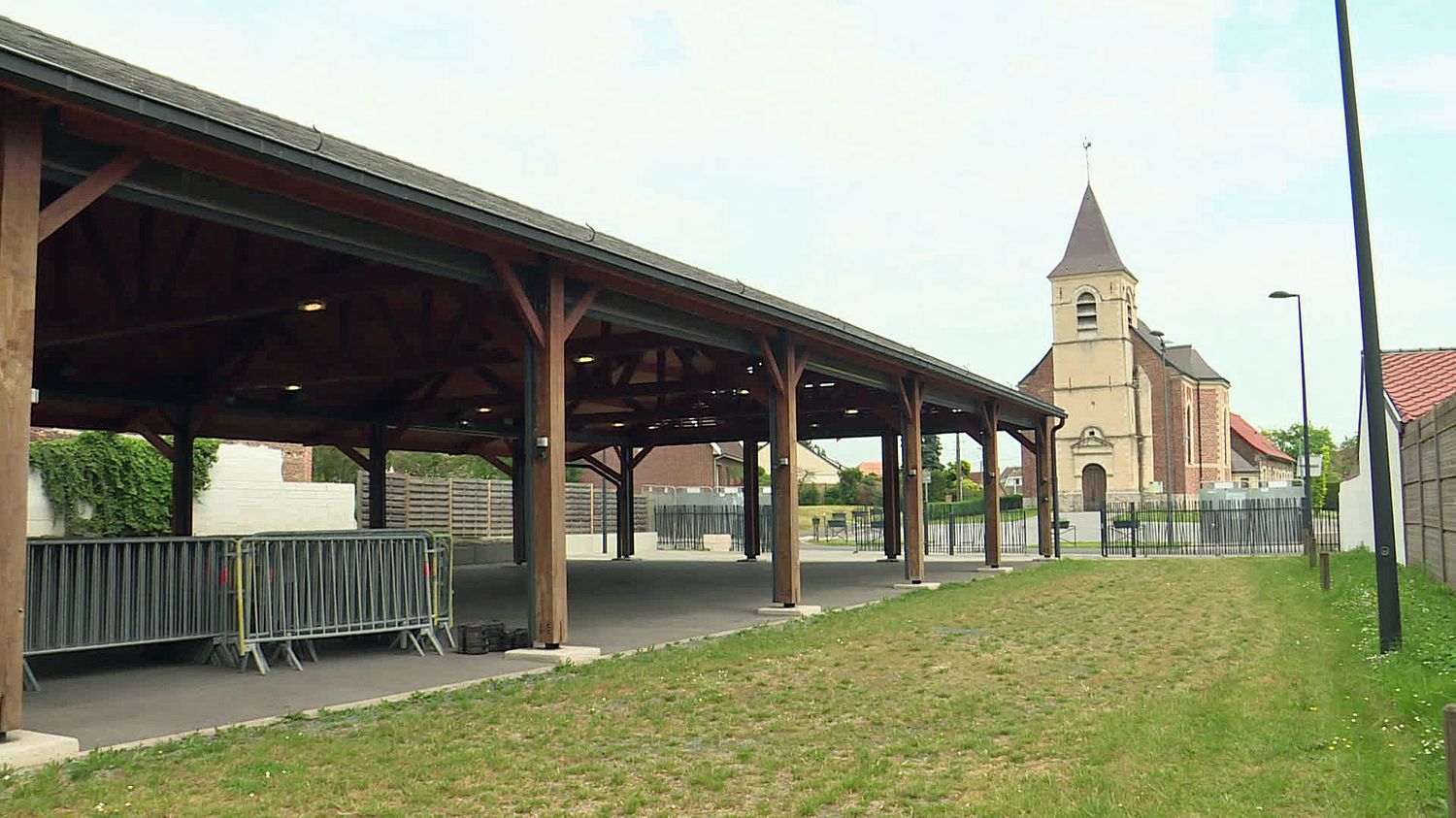 In Oisy in the North, a market hall transformed into an open-air polling station