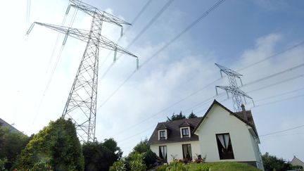 Lignes électriques vers la centrale nucléaire de Flamanville. Le 6 juillet 2006. (MYCHELE DANIAU / AFP)