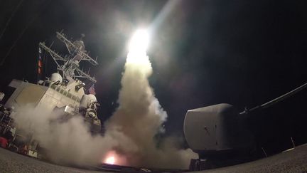 Un missile Tomahawk est tiré depuis le destroyer USS Porter de la marine américaine, en mer Méditerranée, le 7 avril 2017. (FORD WILLIAMS / US NAVY / AFP)