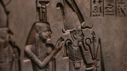 Des hiéroglyphes sur un fragment de stèle dédiée à Osiris et aux divinités associée au musée du Louvre à Lens (Pas-de-Calais). (AFP)