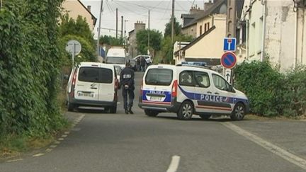 Des policiers bloquent les acc&egrave;s &agrave; la rue o&ugrave; un homme aurait &eacute;t&eacute; abattu, &agrave; Saint-Brieuc (C&ocirc;tes-d'Armor), le 11 juin 2012. (FRANCE 3)