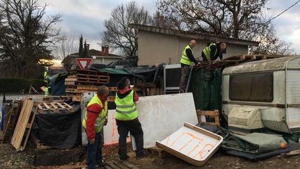 Des "gilets jaunes"&nbsp;au carrefour des Voûtes à Grauhlet dans le Tarn, le 28 décembre. (TOMMY CATTANEO/RADIOFRANCE)