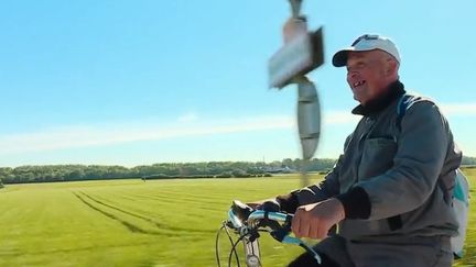 Les équipes de France 2 ont suivi Jean-Antoine, qinquagénaire, parti vendredi 5 avril dernier pour un tour de France à vélo. Objectif : trouver un travail à chaque escale. (FRANCE 2)