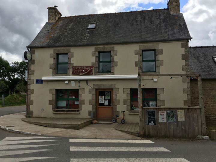 Le "Kafé" de Trémargat (Côtes-d'Armor), le 28 mai 2019. (ELISE LAMBERT/FRANCEINFO)