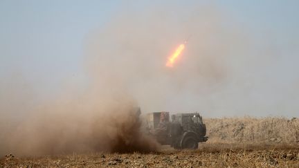 Des roquettes sont tirées en Syrie, le 16 juillet 2018. (AHMAD AL-MSALAM / AFP)