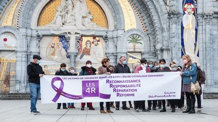 Des membres du collectif "De la parole aux actes" sont rassemblés pour faire entendre les témoignages de victimes de violences sexuelles dans l'Eglise, le 6 novembre 2021 à Lourdes. (LILIAN CAZABET / HANS LUCAS / AFP)