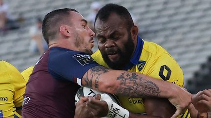 Le Clermontois&nbsp;Peceli Yato est stoppé par la défense de Bordeaux-Bègles lors du barrages du Top 14, le 12 juin 2021 au Stade Jacques Chaban-Delmas. (THIBAUD MORITZ / AFP)