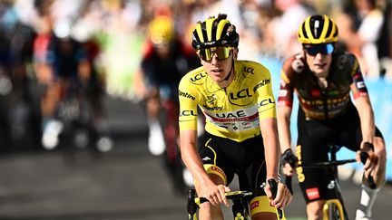 Tadej Pogacar (à gauche, UAE Team Emirates) et Jonas Vingegaard (Jumbo-Visma), lors de la 9e étape du Tour de France, le 10 juillet 2022. (MARCO BERTORELLO / AFP)