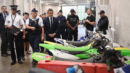 Gérald Darmanin en visite dans un commissariat à Créteil (Val-de-Marne), le 17 août 2022. (ALAIN JOCARD / AFP)