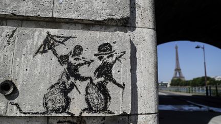 Une œuvre de Banksy, le 27 juin 2018 sur le Pont de Grenelle à Paris. (THOMAS SAMSON / AFP)