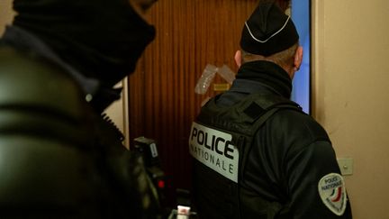 Des policiers lors d'une opération menée dans l'agglomération de Dijon (Côte-d'Or) le 29 novembre 2023. (ARNAUD FINISTRE / AFP)