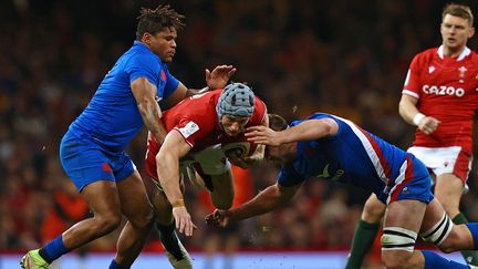 Le trois-quarts centre français Jonathan Danty au plaquage sur son adversaire Jonathan Davies, lors de Galles-France, le 22 mars 2022. (ADRIAN DENNIS / AFP)