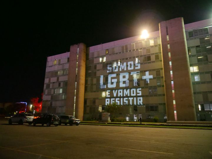 Projection organisée par l'ONG All Out sur plusieurs immeubles de Brasilia, la capitale du Brésil, le 2 janvier 2018, lendemain de l'intronisation de Jair Bolsonaro comme président.&nbsp; (DR / ALL OUT)