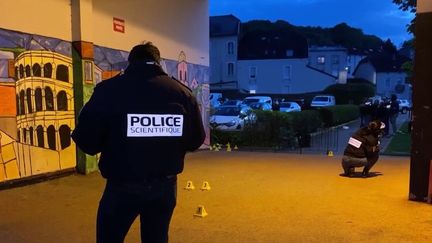 Dans la soirée du samedi 13 mai, un homme a ouvert le feu en plein centre-ville, à Villerupt, en Meurthe-et-Moselle. Cinq personnes ont été blessées, dont trois dans un état grave. L'hypothèse du règlement de compte est avancée. (FRANCEINFO)