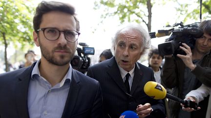 Matthieu de Vallois (&agrave; gauche) et&nbsp;Gilles-Jean Portejoie, les avocats de Sid Ahmed Ghlam, soup&ccedil;onn&eacute; d'avoir projet&eacute; un attentat contre deux &eacute;glises en r&eacute;gion parisienne, &agrave; Paris, le 24 avril 2015. (KENZO TRIBOUILLARD / AFP)