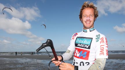 Le kitesurfeur Bruno Sroka, en Allemagne le 29 juillet 2009. (MALTE CHRISTIANS / DPA / AFP)