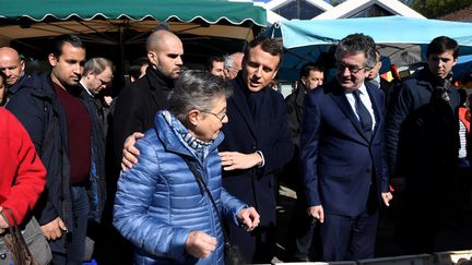 En plein entre-deux-tours de l'élection présidentielle, Emmanuel Macron est en déplacement sur un marché, à Poitiers (Vienne), le 29 avril 2017. Il est accompagné du maire de la ville, Alain Claeys et toujours de son adjoint à la sécurité, Alexandre Benalla.&nbsp; (ERIC FEFERBERG / POOL)