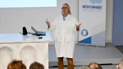 Didier Raoult lors d'une prise de parole à l'IHU de Marseille, le 30 mars 2022. (NICOLAS TUCAT / AFP)