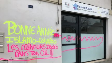 La façade de la permanence du député LREM, Florent Boudié, à Libourne (Gironde), le 31 décembre 2018. (MÉLANIE LAMOUROUX)