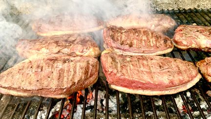 Le magret de canard se prête très bien aussi au barbecue. (EMMANUEL CLAVERIE / FRANCE-BLEU PÉRIGORD)