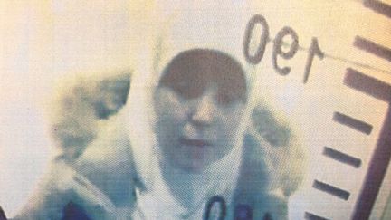 Hayat Boumeddiene sur des images vidéo lors d'un contrôle de passeport à l'aéroport Sabiha-Gokcen d'Istanbul (Turquie). (HABERTURK NEWSPAPER / MAXPPP)