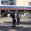 Des policiers surveillent l'Hyper Cacher de la porte de Vincennes, en octobre 2015. (THOMAS BAIETTO / FRANCETV INFO)