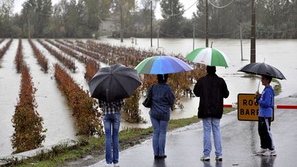 Dans le Sud-Ouest, de fortes pluies se sont &eacute;galement abattues sans toutefois provoquer autant de d&eacute;gats. (SYLVAIN THOMAS / AFP)