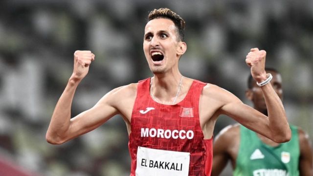 Soufiane el-Bakkali fait le travail dans le dernier tour du 3000 m steeple pour s'offrir le titre olympique devant l'Ethiopien Lamecha Girma et le Kenyan Benjamin Kigen.