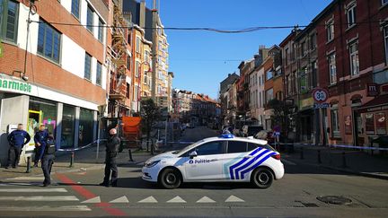 Des forces de police déployées sur la place Saint-Denis de Forest, une commune bruxelloise (Belgique), jeudi 22 février 2018. (LAURIE DIEFFEMBACQ / BELGA MAG / AFP)