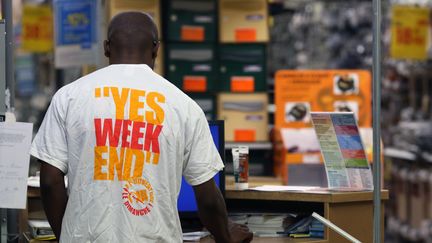 Un employé du magasin de bricolage, Castorama, arbore un tee-shirt "oui à l'ouverture le dimanche", le 6 octobre 2013, à Créteil (Val-de-Marne).&nbsp; (KENZO TRIBOUILLARD / AFP)